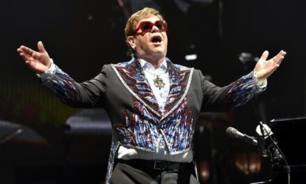Elton John da positivo a COVID