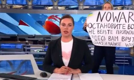 “Los rusos estamos en contra de la guerra”: periodista rusa irrumpe transmisión de noticias en vivo