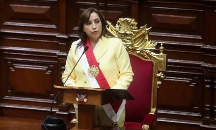 Asume Presidenta en Perú tras destitución de Castillo