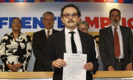 Gabriel Quadri se registra a la candidatura por el Frente Amplio