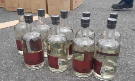 Aseguran 5.4 toneladas de metanfetamina en botellas de mezcal en Colima
