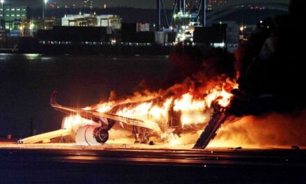 El dramático momento del incendio del avión en Tokio filmado por un pasajero