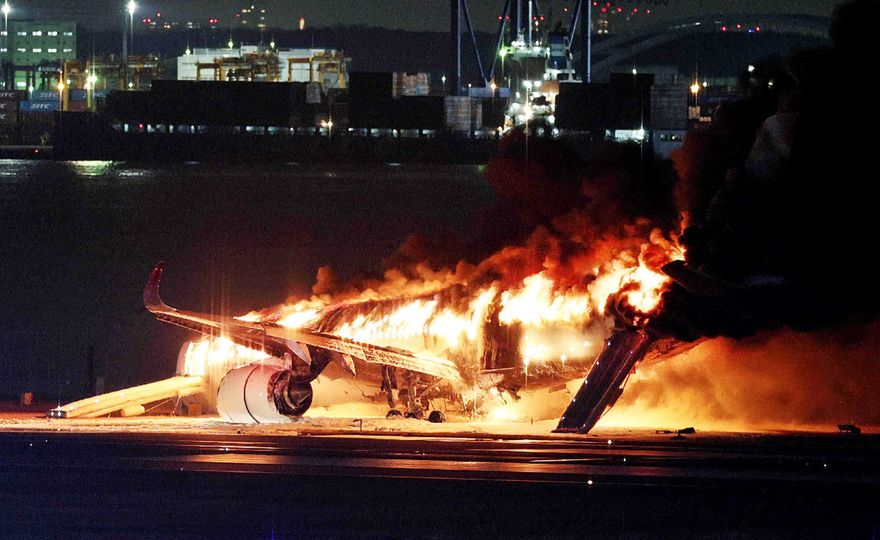 El dramático momento del incendio del avión en Tokio filmado por un pasajero