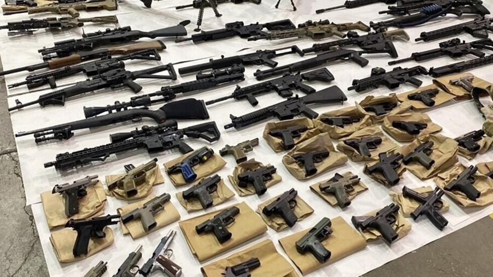 Una corte de apelaciones afirma que sí puede demandar a los fabricantes de armas en EE UU