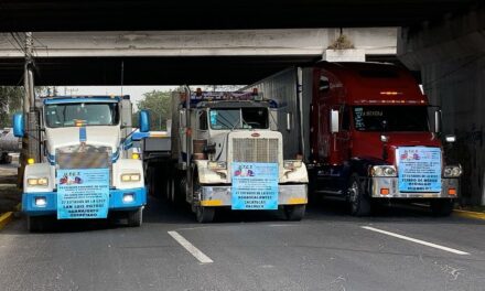 Transportistas bloquean carriles de la autopista México-Querétaro