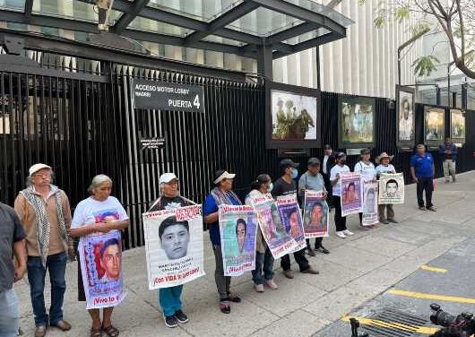 Piden padres de los 43 que el Senado llame a comparecer a Sedena, FGR y SRE