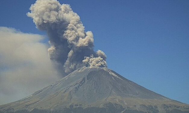 Volcán Popocatépetl lanza fumarola de 2 km de altura
