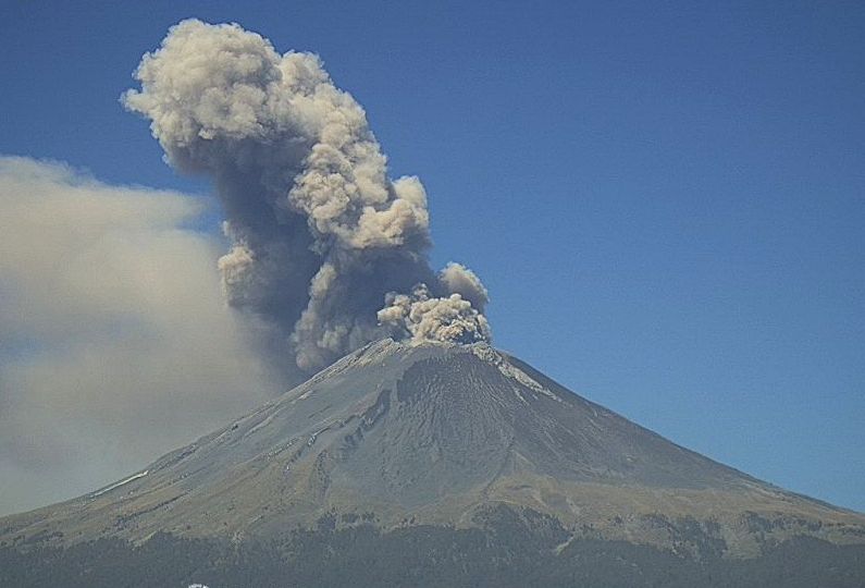 Volcán Popocatépetl lanza fumarola de 2 km de altura