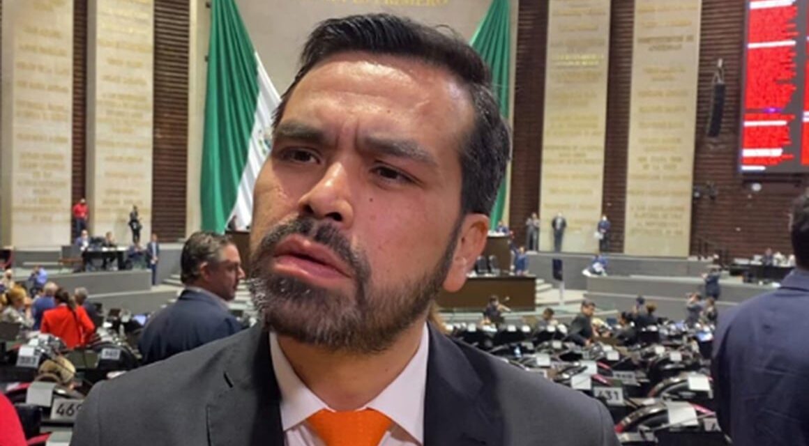 Chocan Álvarez Máynez y Alito Moreno; “bola de mafiosos y delincuentes”