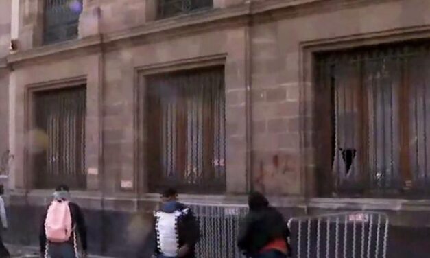 Normalistas de Ayotzinapa irrumpen en Palacio Nacional; derriban puerta con una camioneta