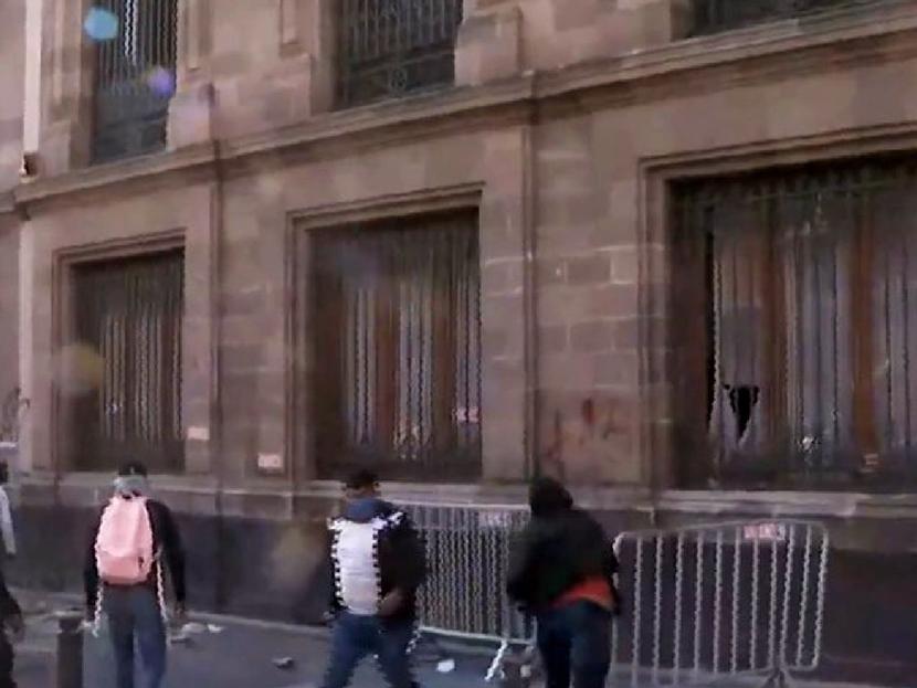 Normalistas de Ayotzinapa irrumpen en Palacio Nacional; derriban puerta con una camioneta