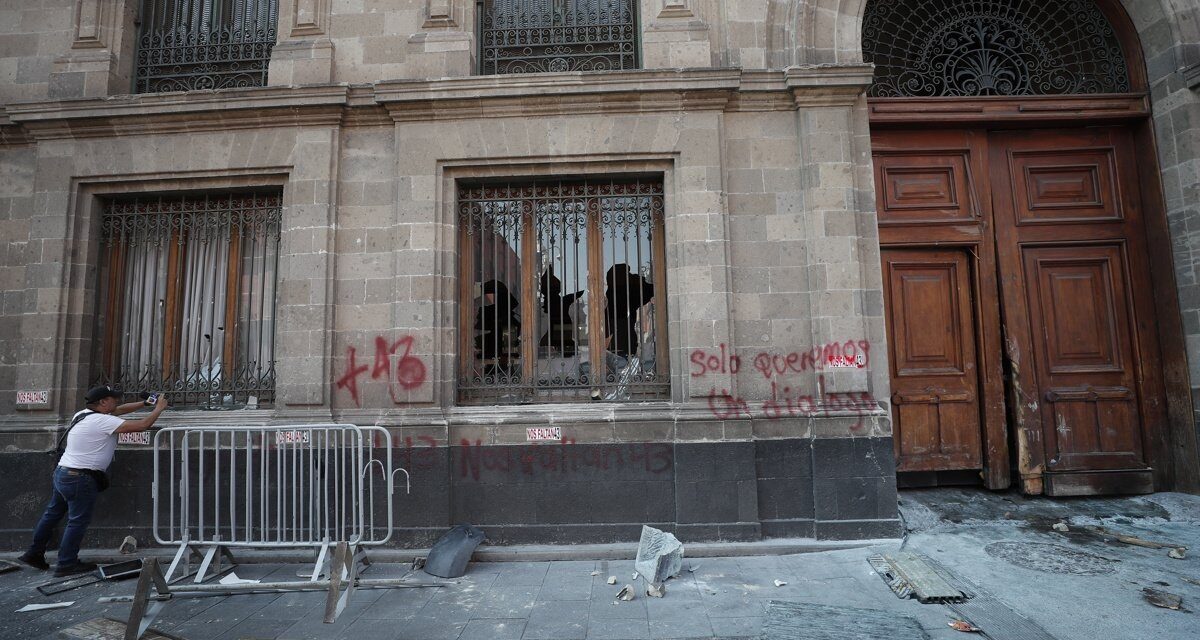 “El diálogo está y seguirá siempre abierto”, reiteró la titular de Segob tras irrupción de normalistas de Ayotzinapa en Palacio Nacional