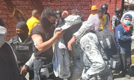 Caos en Chilpancingo: Integrantes de la FECSM queman once vehículos de la FGE Guerrero