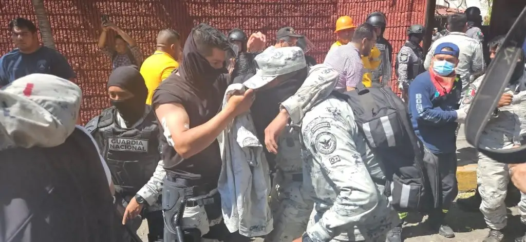 Caos en Chilpancingo: Integrantes de la FECSM queman once vehículos de la FGE Guerrero
