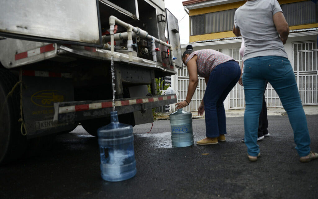 Mezcla de aceites en el agua contaminada de 10 colonias en Benito Juárez