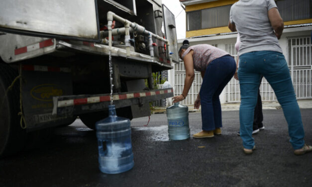 Mezcla de aceites en el agua contaminada de 10 colonias en Benito Juárez