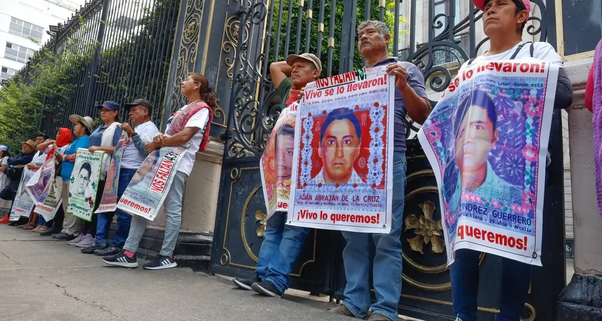Fiscalía analiza 35 cuerpos por caso Ayotzinapa