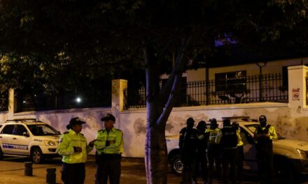 Condena AMLO irrupción de policías en embajada de México en Quito y canciller anuncia el rompimiento de relaciones entre ambos países