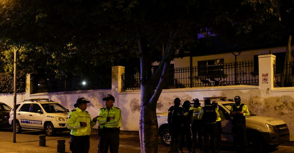 Condena AMLO irrupción de policías en embajada de México en Quito y canciller anuncia el rompimiento de relaciones entre ambos países