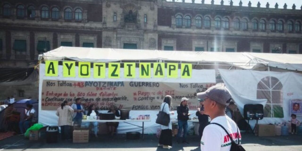 Familiares de los 43 normalistas de Ayotzinapa instalan plantón frente a Palacio Nacional
