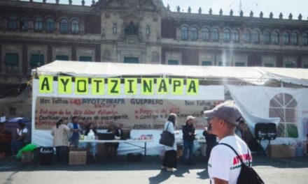 Familiares de los 43 normalistas de Ayotzinapa instalan plantón frente a Palacio Nacional