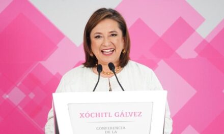 Xóchitl Gálvez pide elegir “opresión o libertad” en un Zócalo disputado con la CNTE