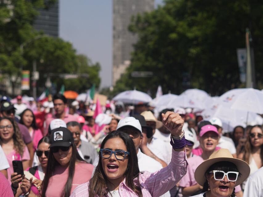 Ale Rojo de la Vega, participa en la marcha de la Marea Rosa en el Zócalo capitalino