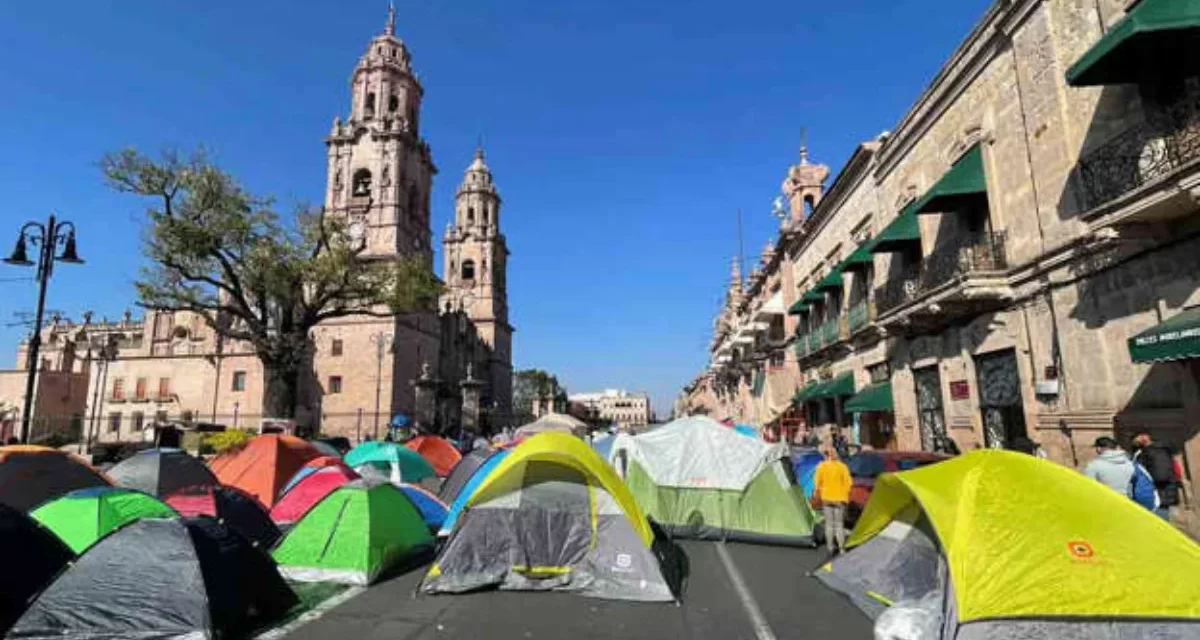 Anuncia CNTE “reubicación” de plantón en el Zócalo para que pueda realizarse la “marea rosa”