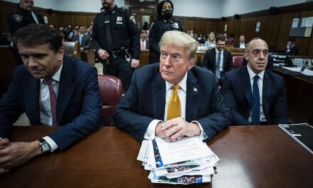 Condenan a Donald Trump por todos los cargos de falsificación de registros comerciales en un caso de pago por silencio en Nueva York