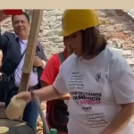 Xóchitl Gálvez hace tortillas a mano para comer con albañiles en el Día de la Santa Cruz