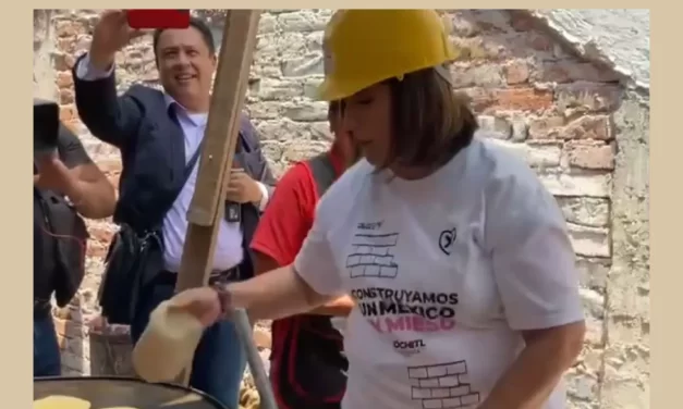 Xóchitl Gálvez hace tortillas a mano para comer con albañiles en el Día de la Santa Cruz
