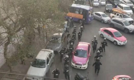 Taxi atropella a policías durante manifestación en la CDMX; hay siete lesionados
