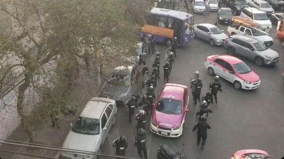 Taxi atropella a policías durante manifestación en la CDMX; hay siete lesionados