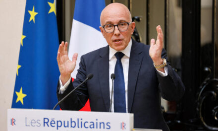 Comicios anticipados en Francia: revuelo por posible alianza entre los conservadores y Le Pen