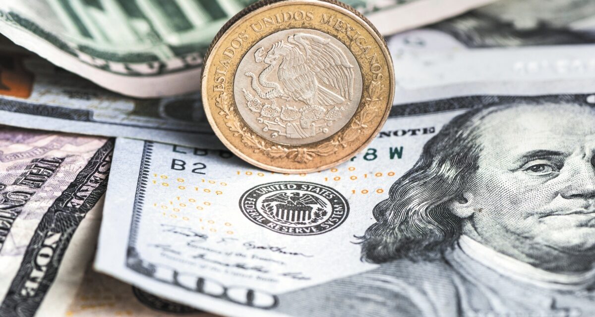 Peso mexicano toma un respiro y se aprecia a 18.67 por dólar