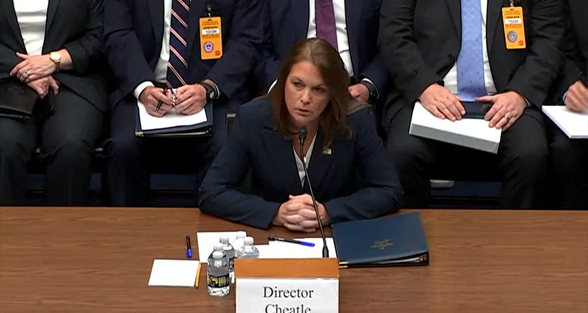 Directora de Servicio Secreto dimite ante críticas por atentado contra Trump