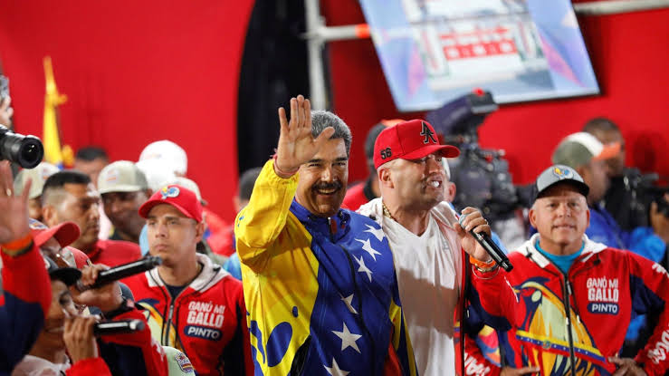 Maduro va por seis años más en el poder; oposición denuncia irregularidades en conteo de votos