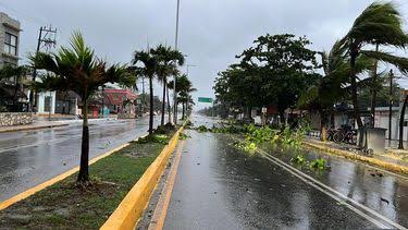 Beryl toca Tulum como huracán categoría 2