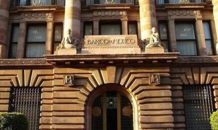 Banxico advierte menor crecimiento y más inflación