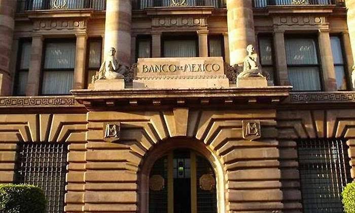 Banxico advierte menor crecimiento y más inflación
