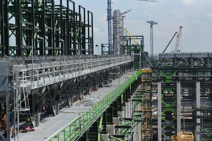 EL ENGAÑO EN DOS BOCAS: DE LA REFINACIÓN A LA PRODUCCIÓN