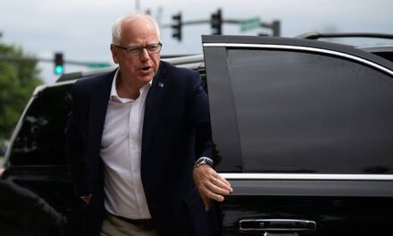Tim Walz, gobernador de Minnesota, elegido por Harris como candidato a la vicepresidencia