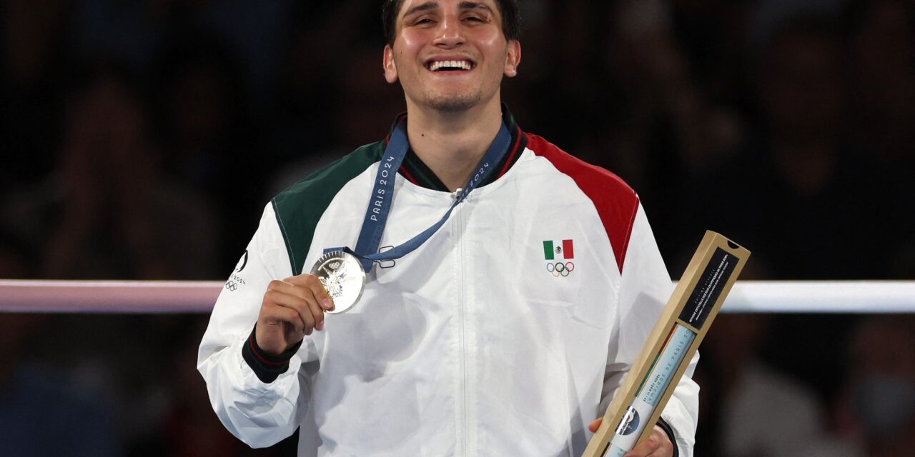 El boxeador Marco Verde se cuelga la medalla de plata