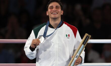 El boxeador Marco Verde se cuelga la medalla de plata