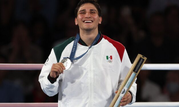 El boxeador Marco Verde se cuelga la medalla de plata