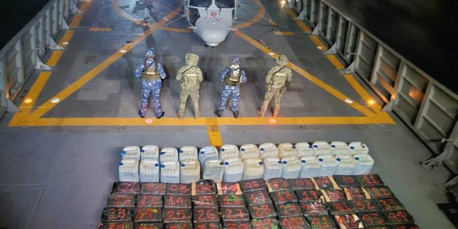 Semar hace histórico decomiso de droga: 8 toneladas al suroeste del puerto de Lázaro Cárdenas