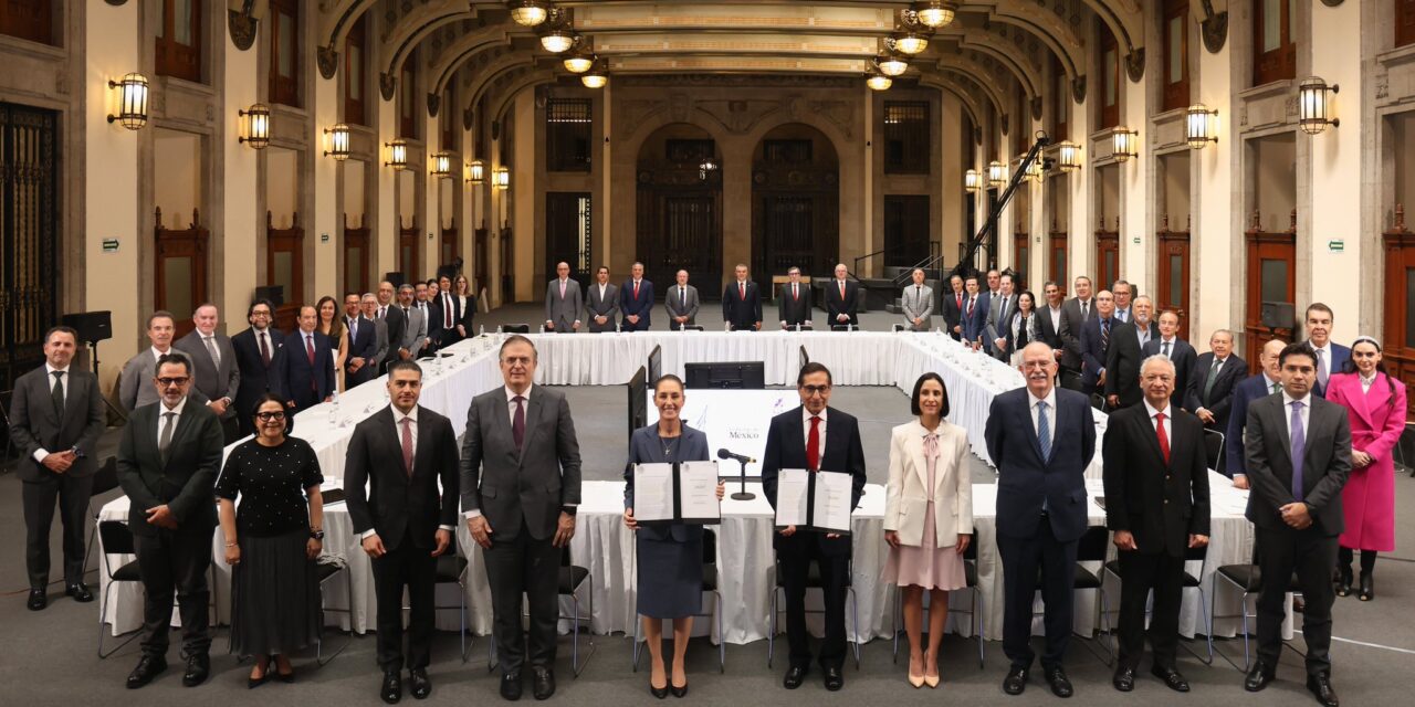 Sheinbaum y empresarios pactan bajar canasta básica a 910 pesos