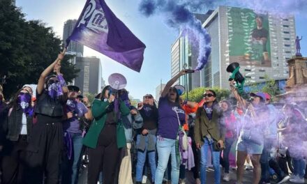 Marchan cientos de mujeres por el 25N en CDMX