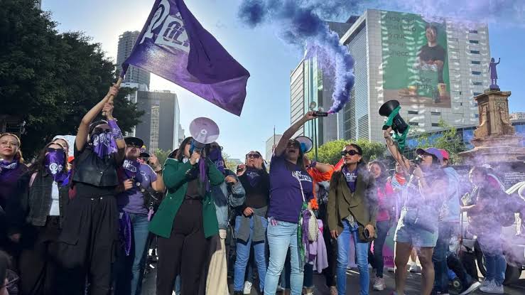 Marchan cientos de mujeres por el 25N en CDMX