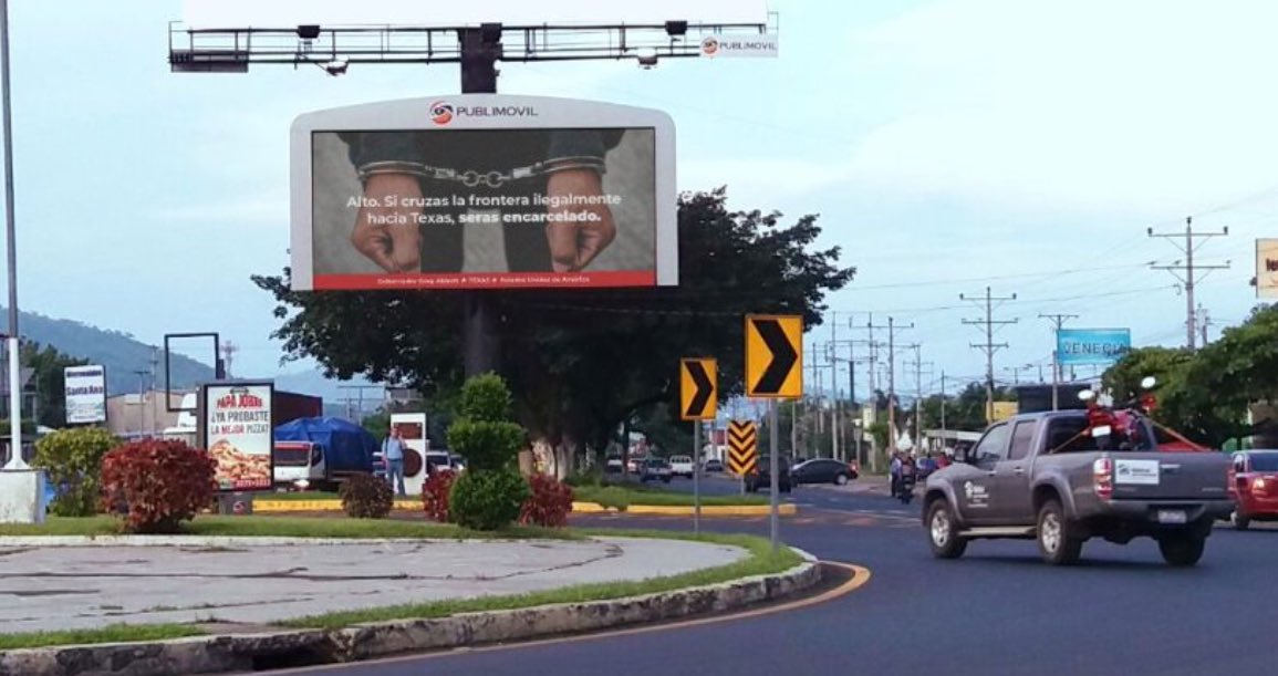 “Tu esposa y tu hija van a pagar el viaje con su cuerpo”: la campaña del gobernador de Texas para disuadir a migrantes